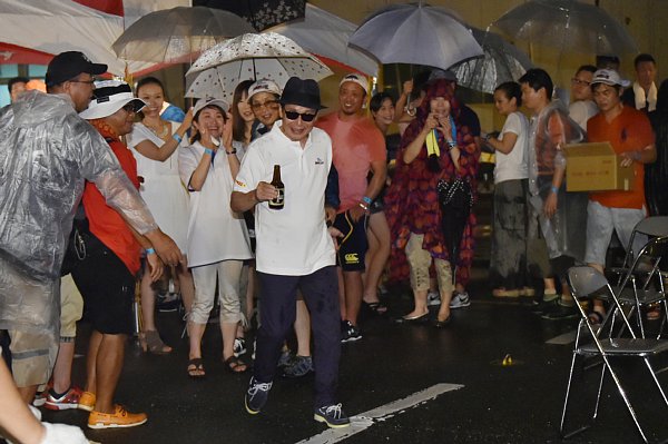 前夜祭はあいにくの雨だったが、タモリが登場すると会場は一気に盛り上がった