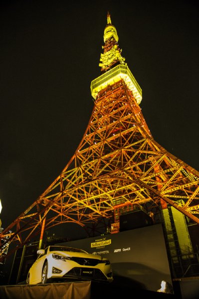 トヨタの「MARK X」に合わせて東京タワーも黄色にライトアップ