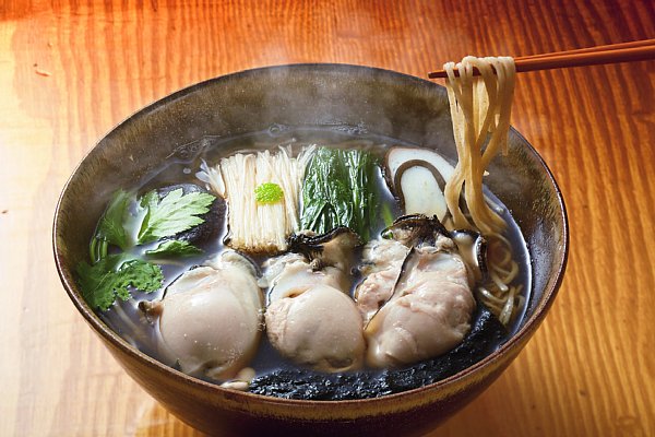 牡蠣そばには香りや食感の異なる具材が揃う