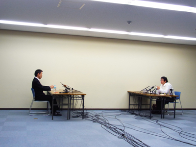橋下徹大阪市長（左）と在特会会長桜井誠氏