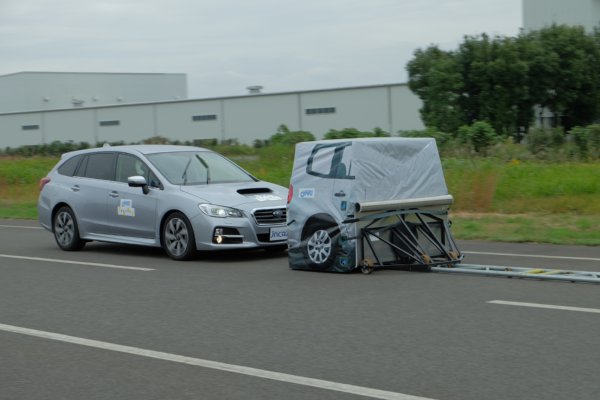 スバル車の自動ブレーキテスト風景（日本自動車研究所にて）