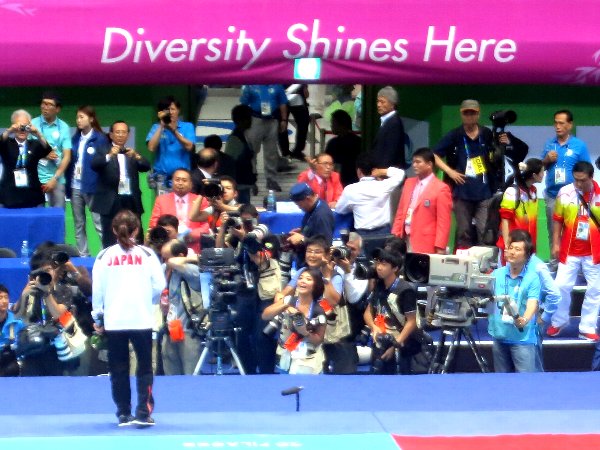 アジア大会表彰式直後、吉田沙保里を囲む大勢のカメラマン