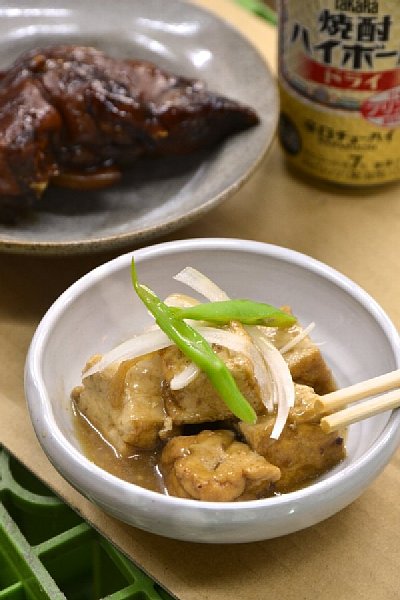 日替わりの総菜は人気。厚揚げの煮物(手前)と味付豚足