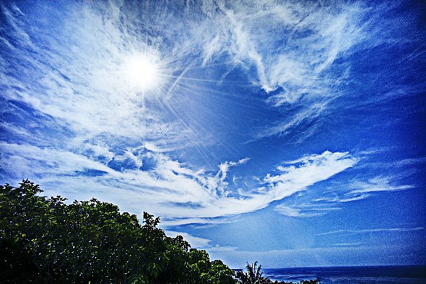 青空に舞い上がる雲龍「ブルードラゴン」