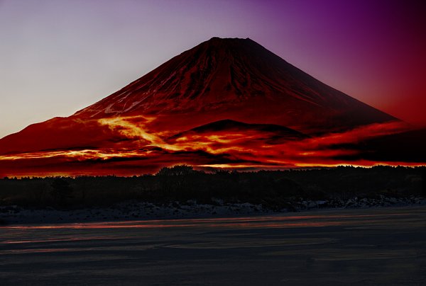赤く染まった富士山に雲龍が舞い上がる「レッドドラゴン」