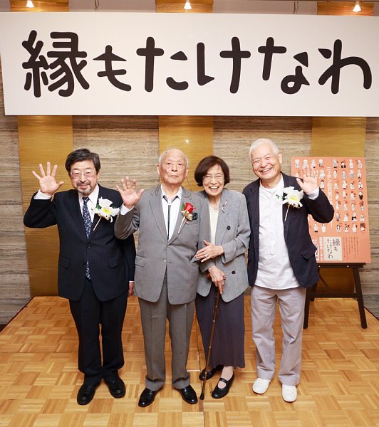 水木しげる夫妻を囲む松田哲夫氏と南伸坊氏