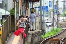 橋本マナミ　風のイタズラでスカートがふうわりめくれ上がる