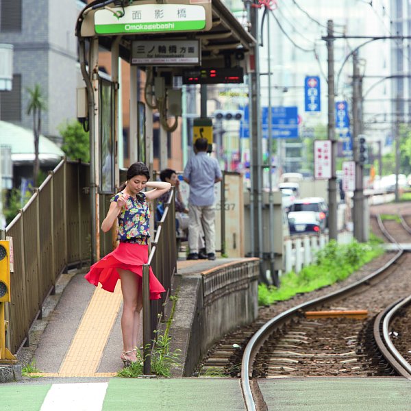 橋本マナミ 風のイタズラでスカートがふうわりめくれ上がる Newsポストセブン