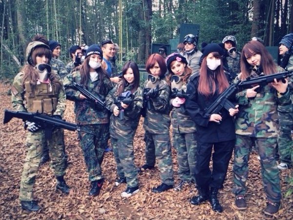 サバゲを楽しむギャル仲間と