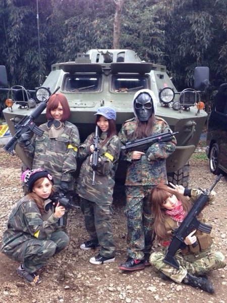 サバゲ仲間と記念撮影する小原優花さん（右端）