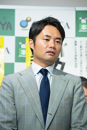 初著書『バカでも資産1億円「儲け」をつかむ技術』の出版記念サイン会に出席した杉村太蔵氏（10月16日、福家書店新宿サブナード店で）