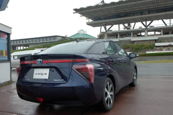 燃料電池車は次世代カーの主役になるか（トヨタ「MIRAI」）