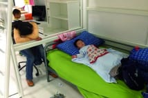 中国のIKEA 商品のベッドで客が靴脱ぎ布団をかぶって熟睡