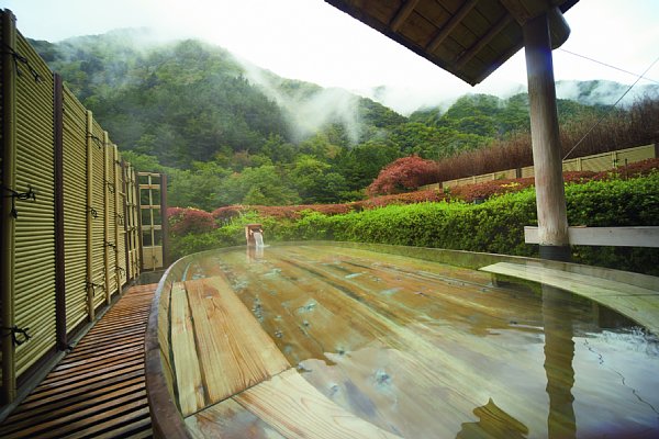 西山温泉「慶雲館」の露天風呂