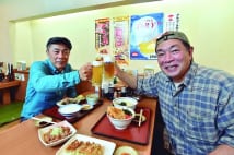 山田うどんでの「ちょい飲み」 その魅力を愛好家が語り合う