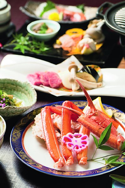 日本海で水揚げされた紅ズワイガニや真鯛、鱧などの海の幸のほか、黒毛和牛の但馬牛ロースステーキなどをふんだんに使った郷土色溢れる料理