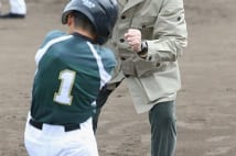 長嶋茂雄氏　野球教室の打撃指導でブシュ、シュッ、バーン！