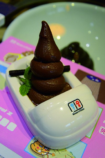 人気メニューは和式便器に盛られたチョコレートアイス