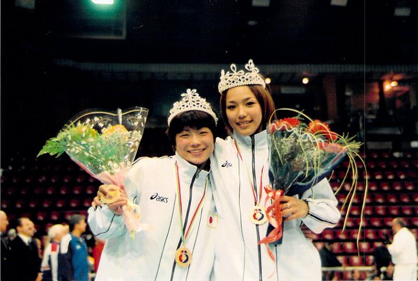 2001年世界選手権で優勝した山本聖子（右）