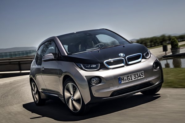 BMWの電気自動車「i3」は500万円を切る価格で発売された