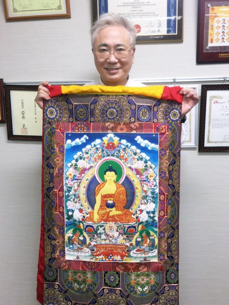 ダライ・ラマから贈られた仏画を手にする高須院長