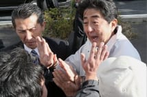 安倍首相　選挙戦のハイタッチは自信と余裕を示しているから