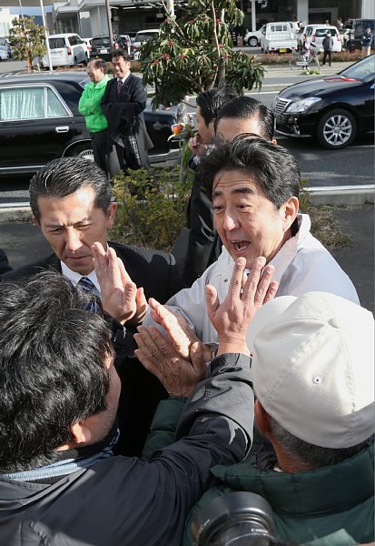 行く先々で有権者とハイタッチをかわす安倍晋三首相