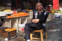 赤サンゴ密漁船団の中国拠点　否定するも村人の手に赤サンゴ指輪