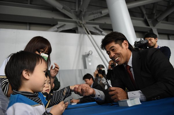稲葉篤紀さんサイン入りユニフォーム （稲葉篤紀氏「日ハムで