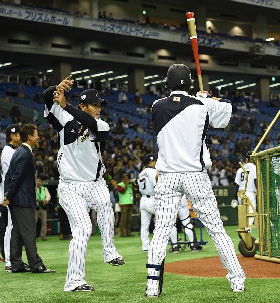 日米野球で巨人・坂本勇人を指導する稲葉篤紀