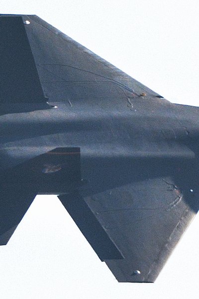 中国の最新ステルス戦闘機の主翼には不自然な凹凸
