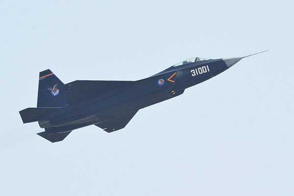 米国の「F-35」のパクリともいわれる「J-31（殲-31）」