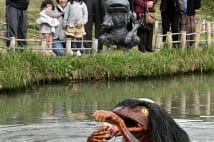 カッパ見たさに兵庫の公園に来訪者多数　怖くて泣き出す子も