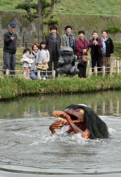 カッパ見たさに兵庫の公園に来訪者多数 怖くて泣き出す子も Newsポストセブン