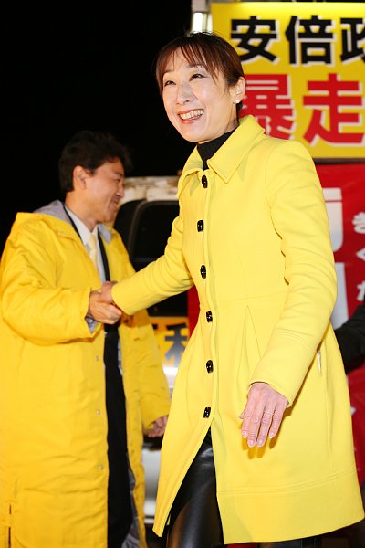 街頭演説をする民主党・菊田真紀子氏