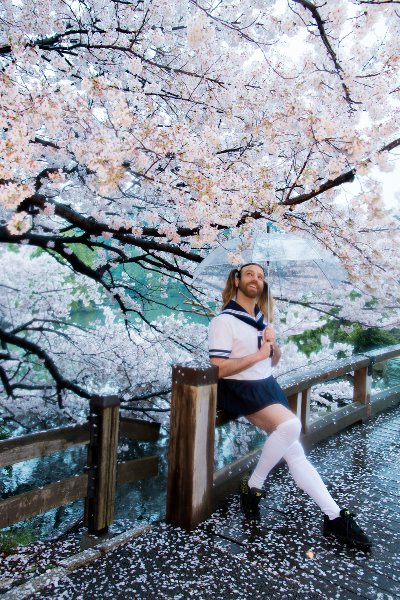 「カワイイ」オーストラリア出身の女装パフォーマー