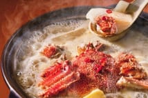 北海道産の毛蟹1杯と1本分の大根が入った老舗料理店の絶品鍋
