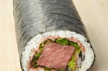 松阪牛ステーキ使用の最高級恵方巻 価格は1万2960円