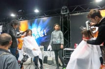 音楽フェス「大胆ヘアチェンジ」に行列 大人の決断アピール