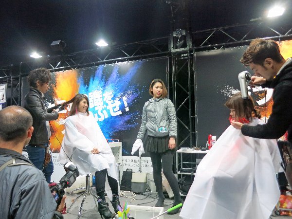 ヘアスタイルチェンジを決断し変身中