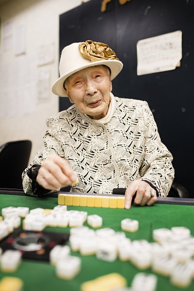 毎日健康麻雀通いを続ける渋谷寿栄子さん（102歳）