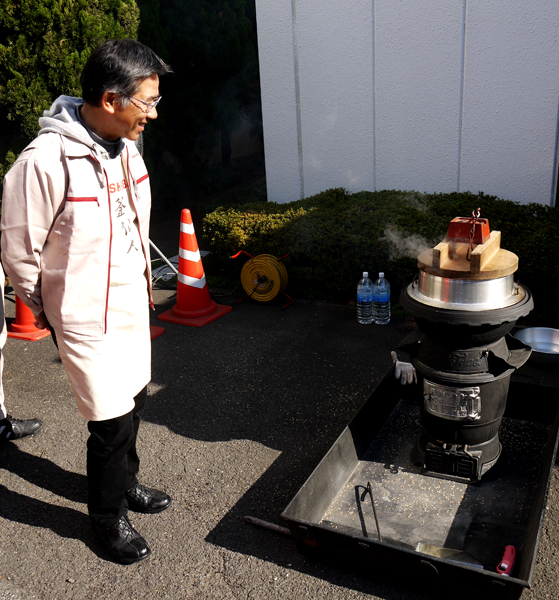 魚沼地方に伝わる炊飯道具「ぬか釜」で米を炊く“釜仙人”守道さん