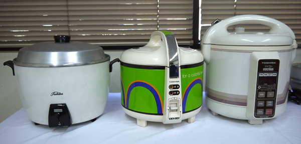 東芝の歴代ヒット炊飯器。左から「国産電機釜第1号機」「かまど炊き第1号機」「マイコン釜」