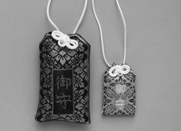 オオムラサキのように羽ばたく『羽化るお守り』