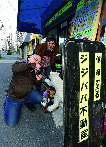 カメラ片手に関西の街を練り歩く吉村智樹氏