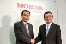 新旧社長、握手に込められた思いは?(左=伊東氏、右=八郷氏)