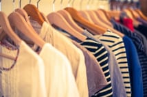 服や本を目利きが選ぶ「おまかせ消費」が拡大している背景は