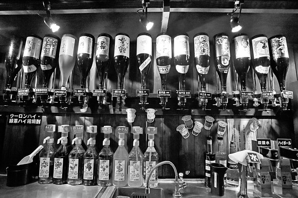 珍しい「紀州の梅酒　赤」や生ビール、ハイボールなどが人気。注ぐのもグラスを洗うのもセルフサービスなのが、安さの秘密（やきとり　◯金　八重洲本店）