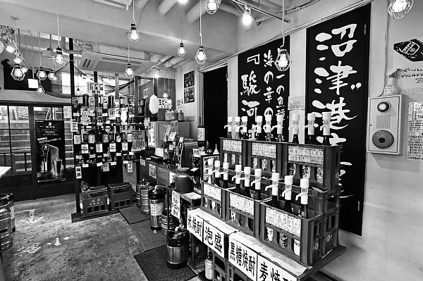 店主が沼津の美味しい魚を食べてもらいたいとオープン。飲み放題が30分刻みなので、「ちょい飲み」にも最適