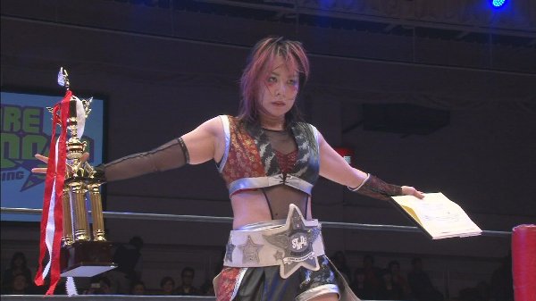 白いチャンピオンベルトをまく安川惡斗